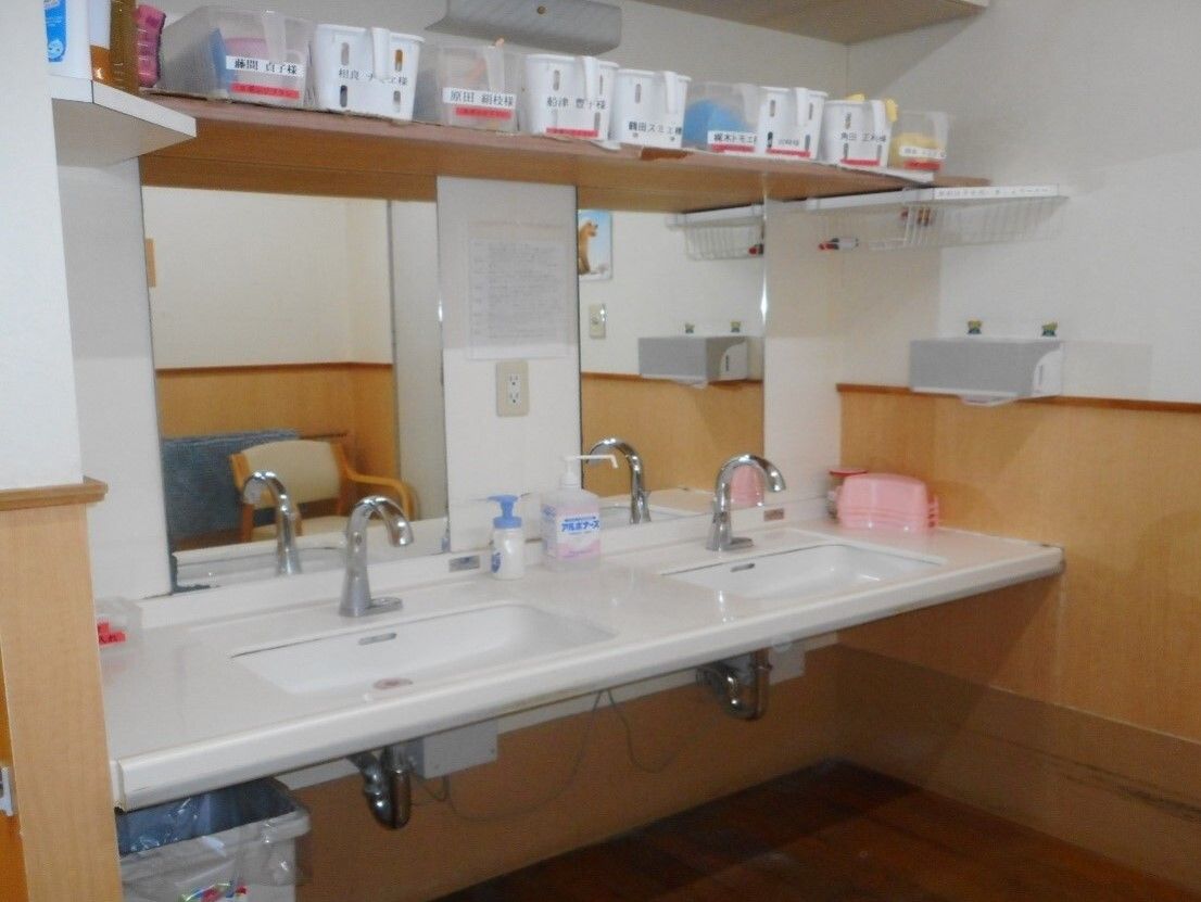 大きな鏡と洗面台がついているためお体が不自由な方でも快適にご利用いただけます。