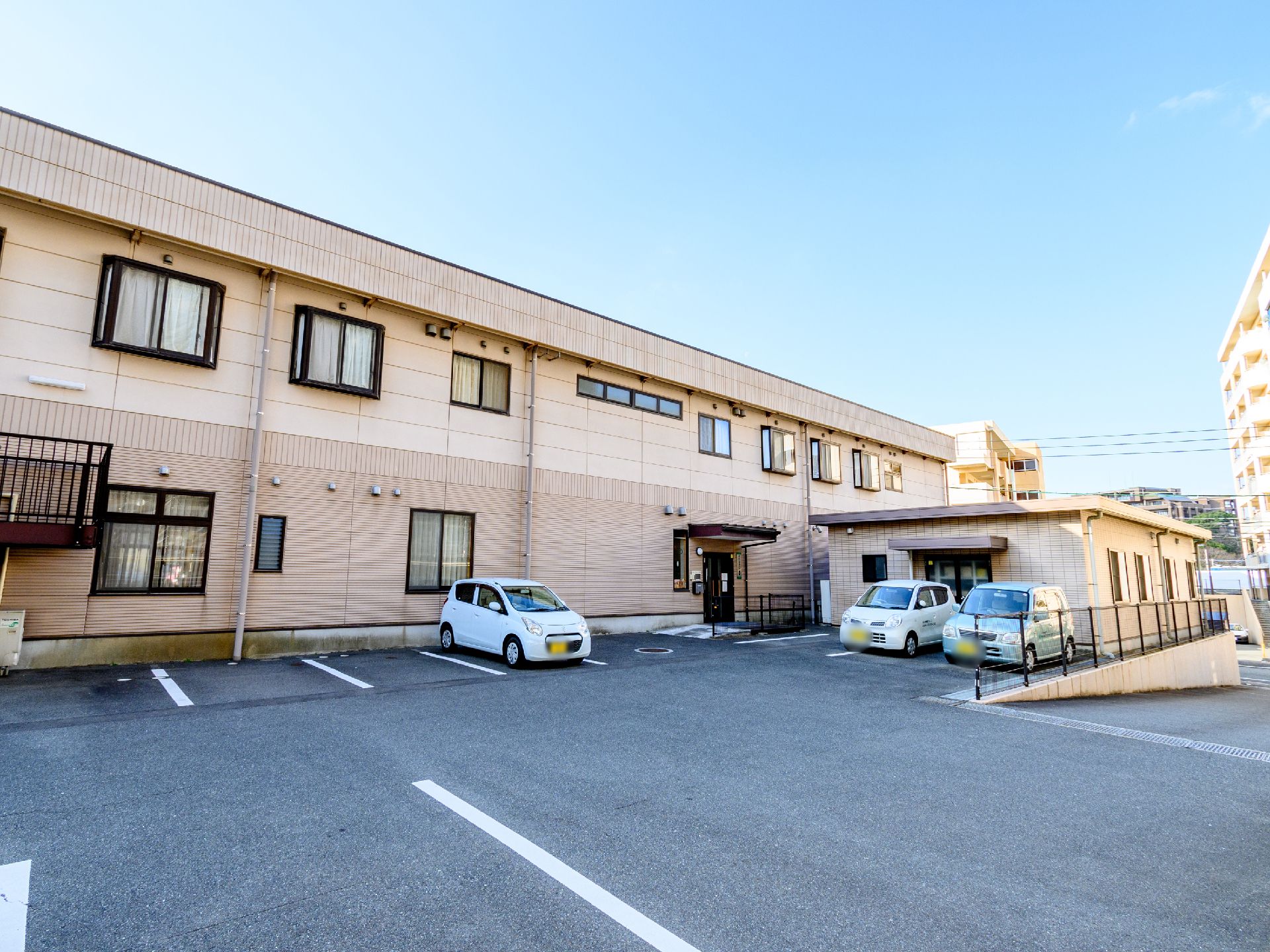 バリアフリー化された、白を基調とした介護施設の外観