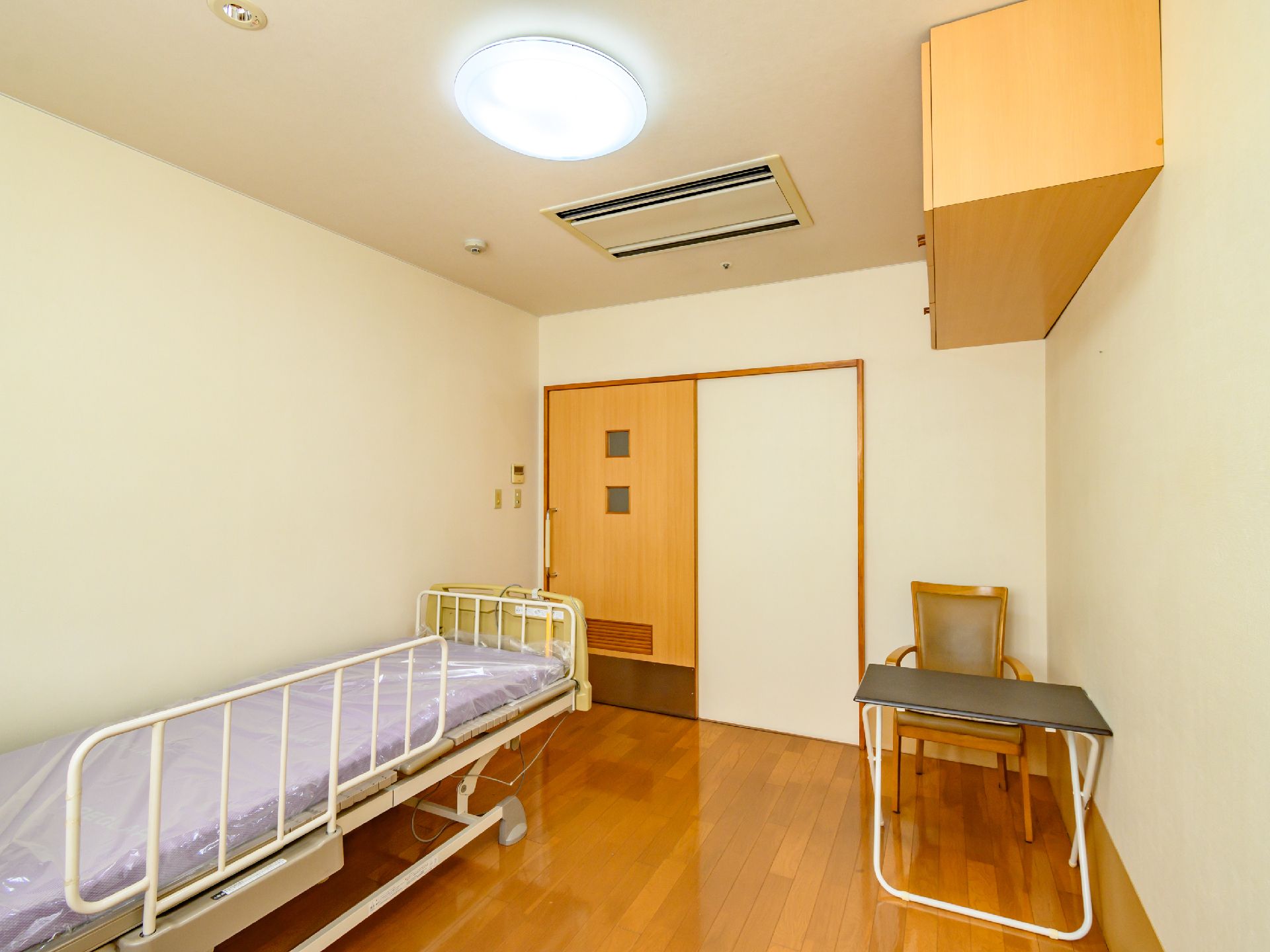 面積が広く、介護ベッドや家具類を置いても狭さを感じない居室