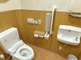 手すり付きの明るいトイレ空間