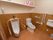 スペースを広く取ったトイレである。洋式便器と男性用小便器が並んで設置されている。手すりが完備されている。