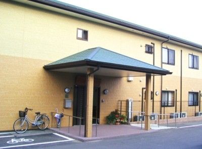 明るい外観の入口