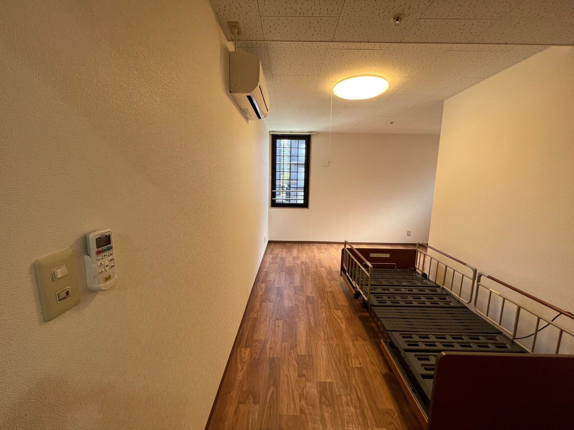 ベッドとエアコンが完備されている部屋