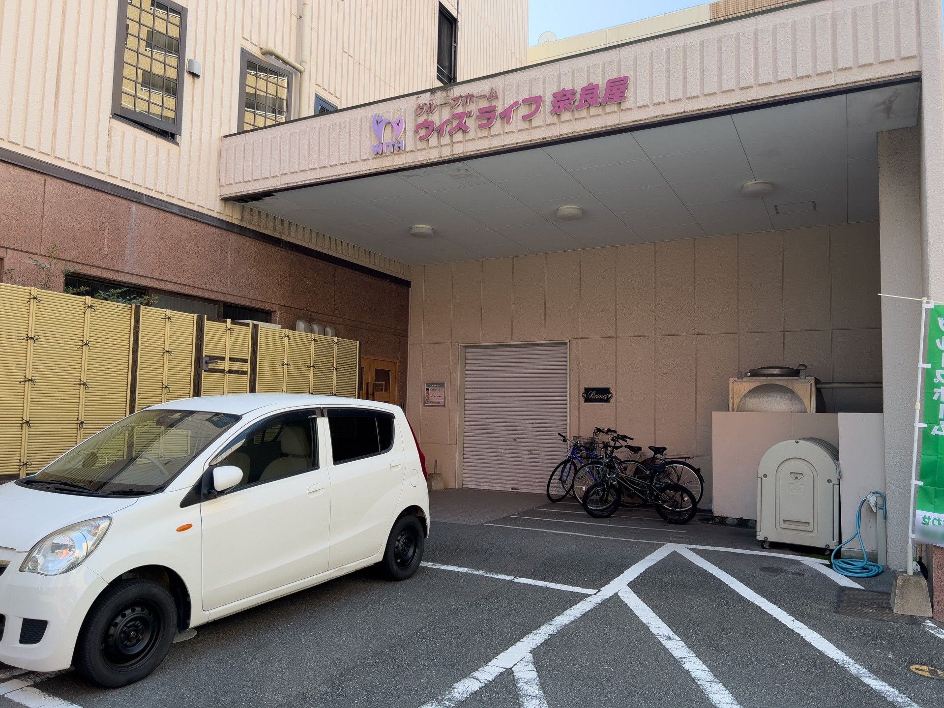 ピンク色が基調な建物