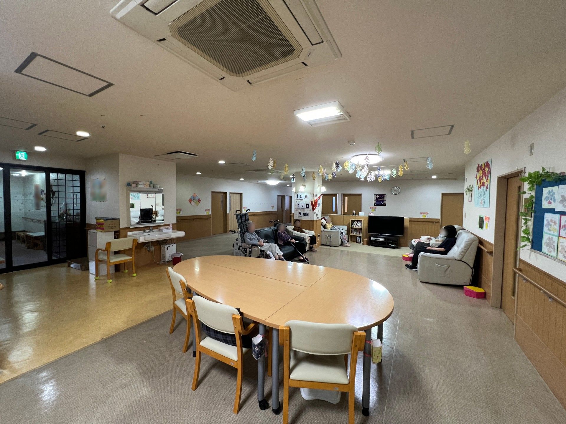丸いテーブルが置かれている