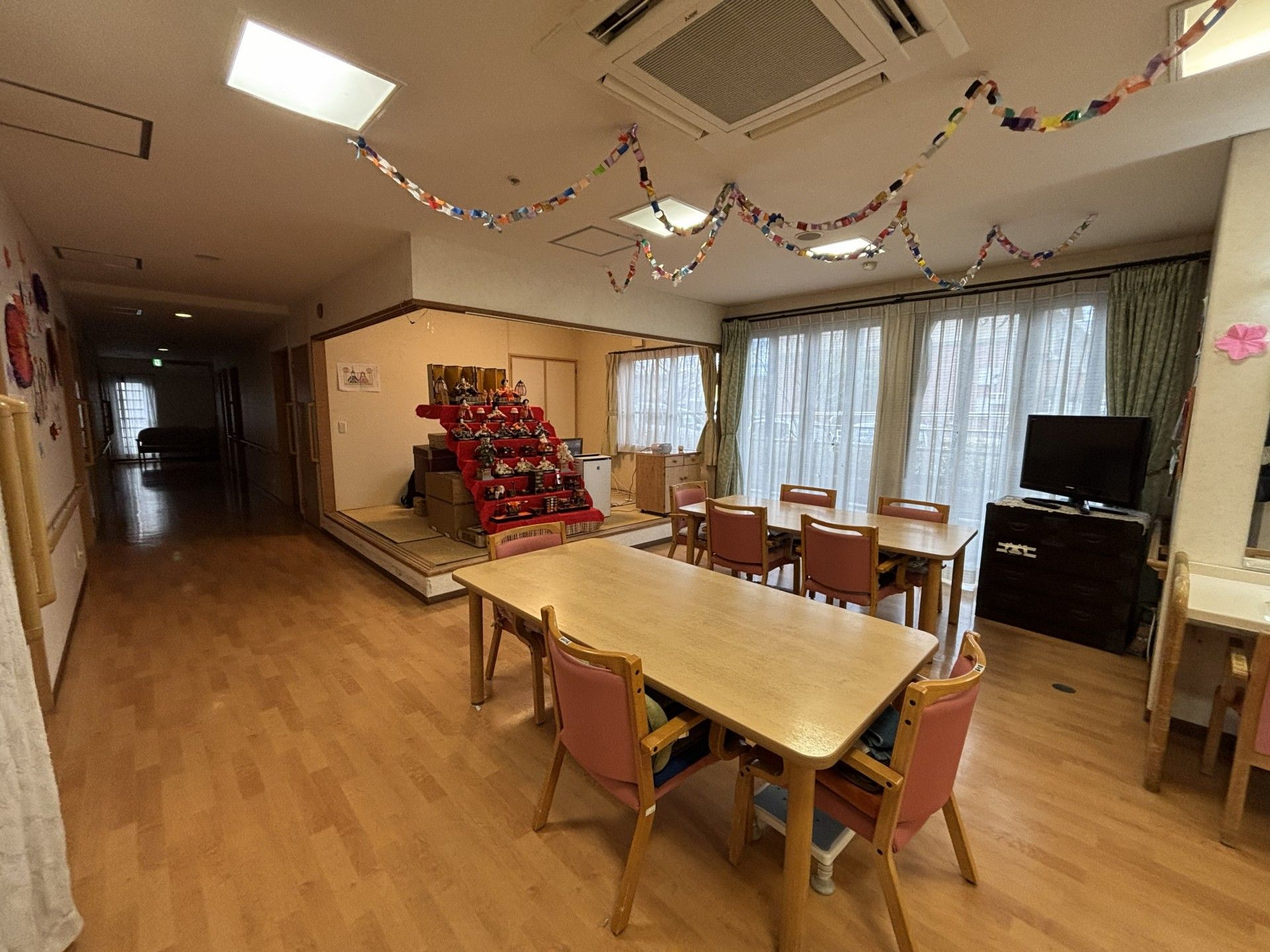 飾り付けられた共有スペース