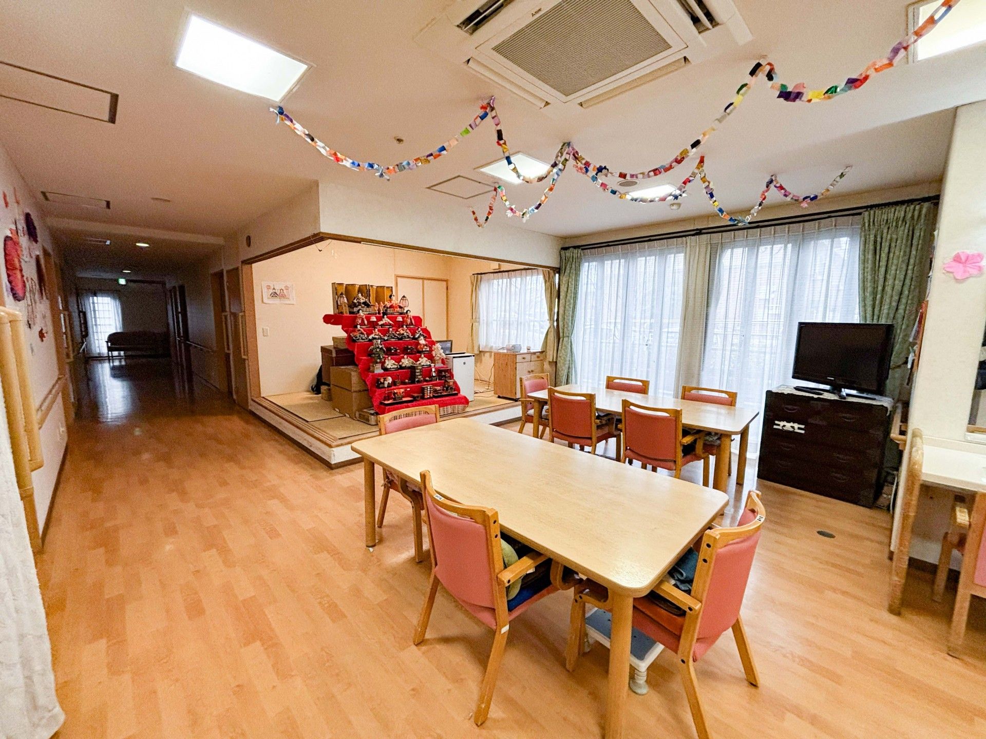 飾り付けがある明るい部屋