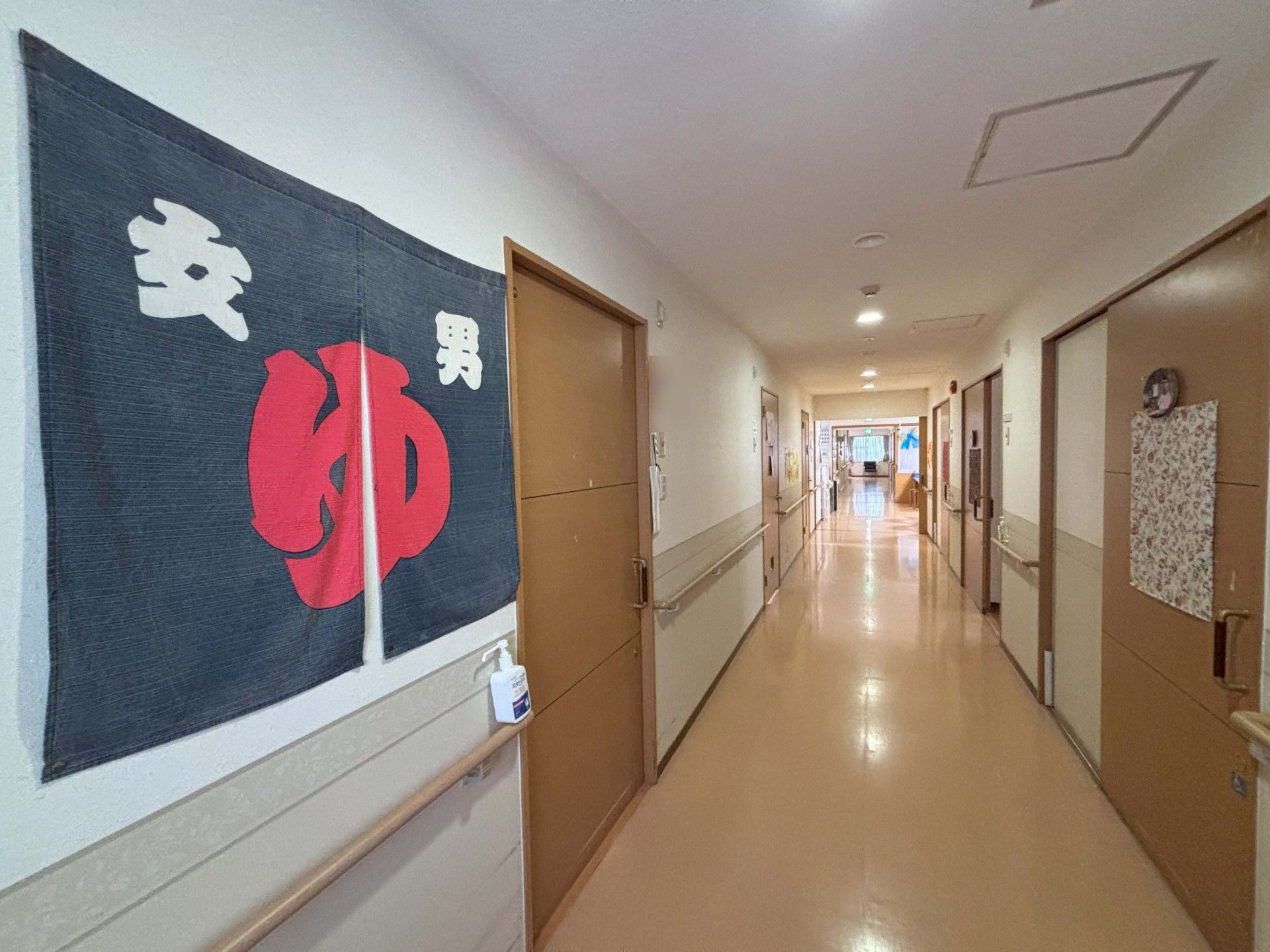 温泉のれんがある廊下
