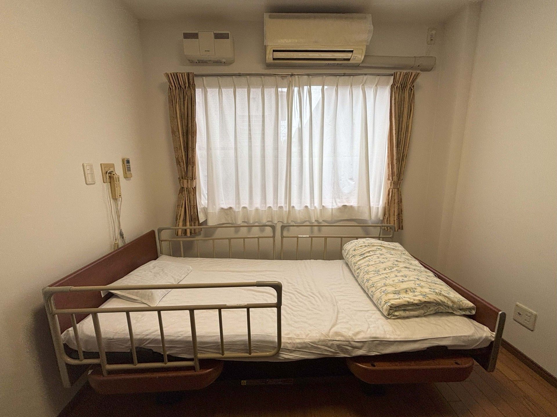落ち着いた雰囲気の寝室