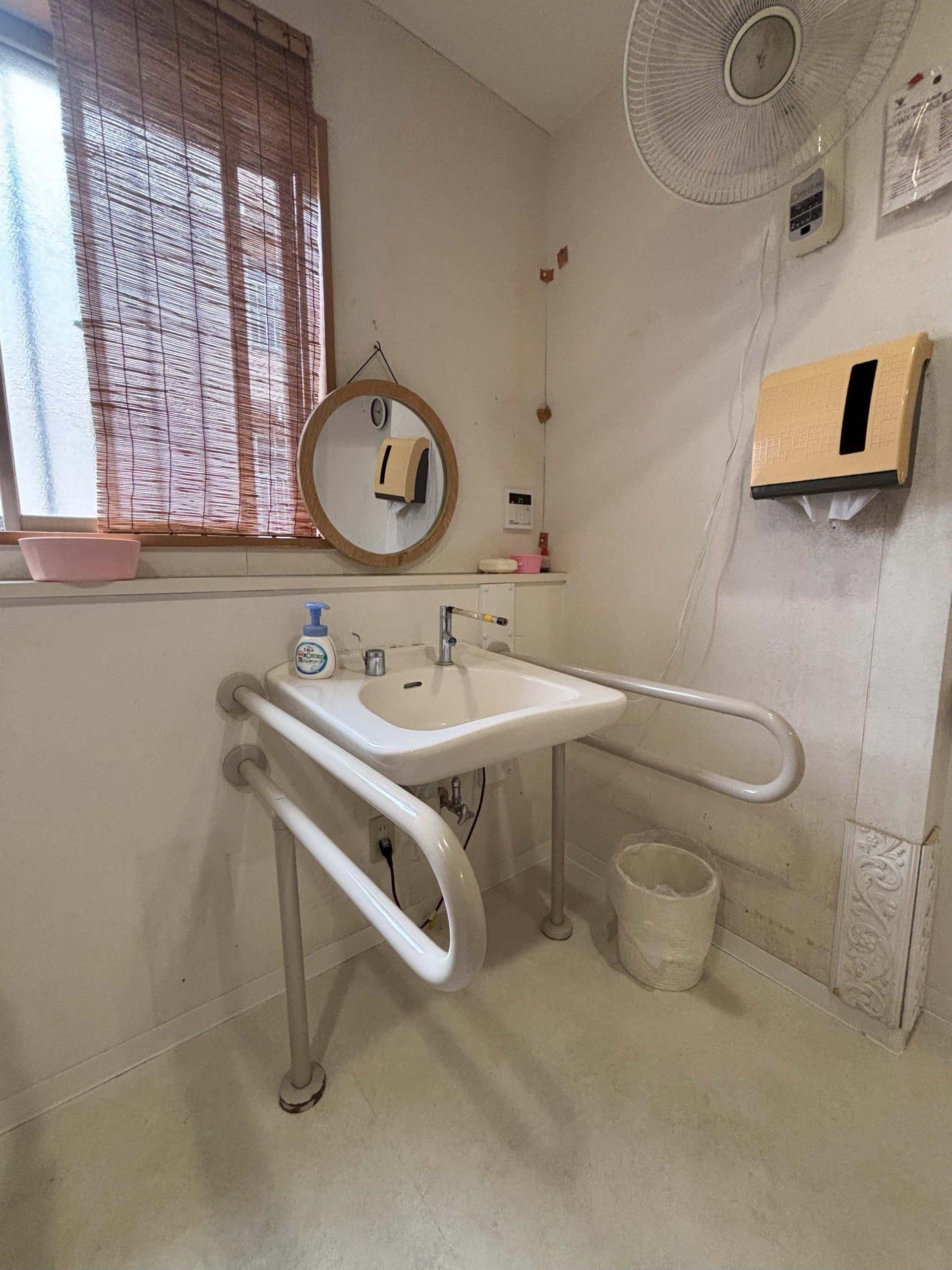 手すり付き洗面台