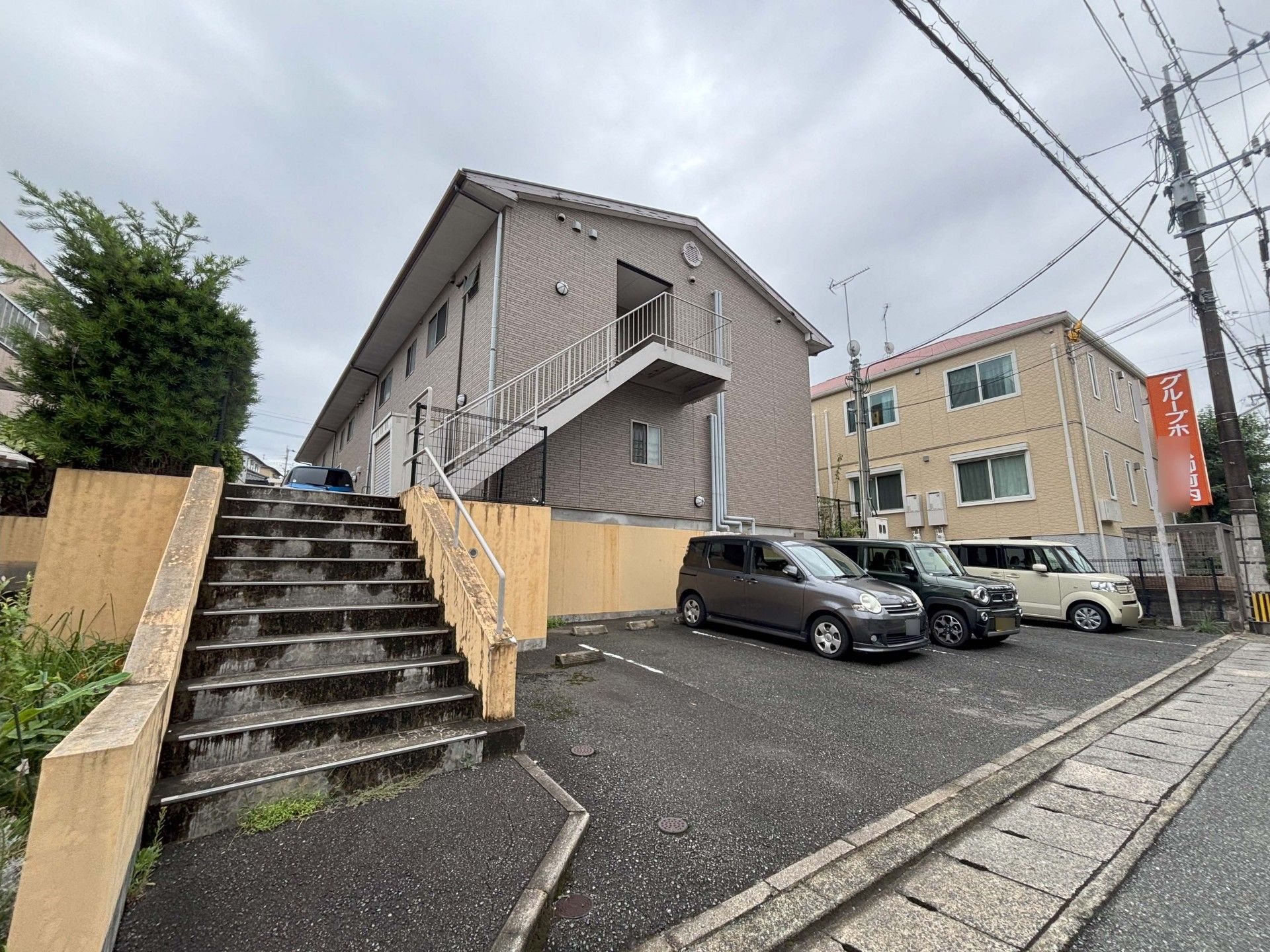 階段と駐車場の外観
