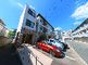 駐車場と建物の外観