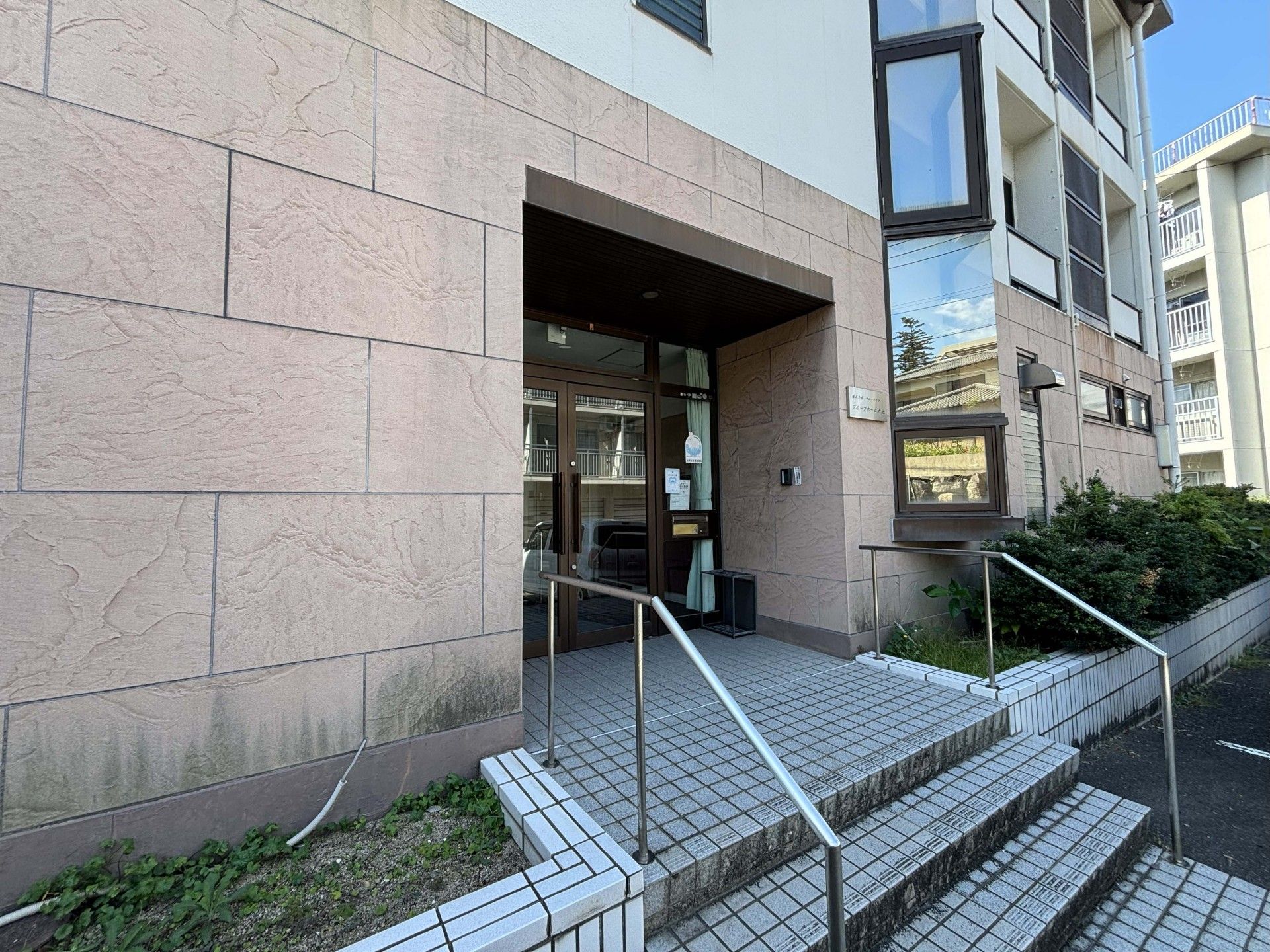 エントランスの外観