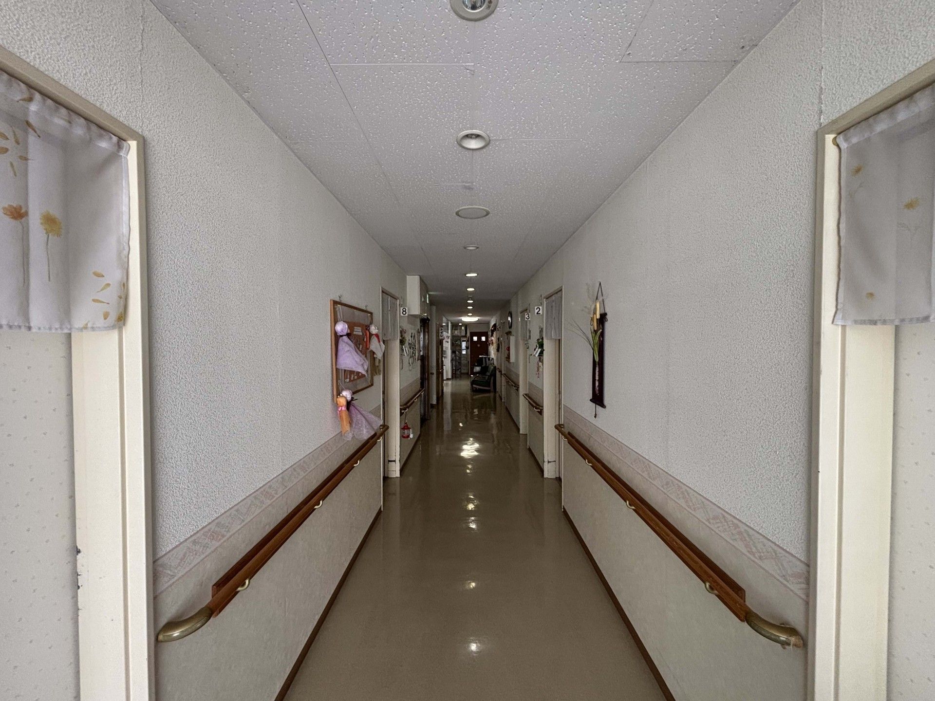 長い廊下の手すり付き通路