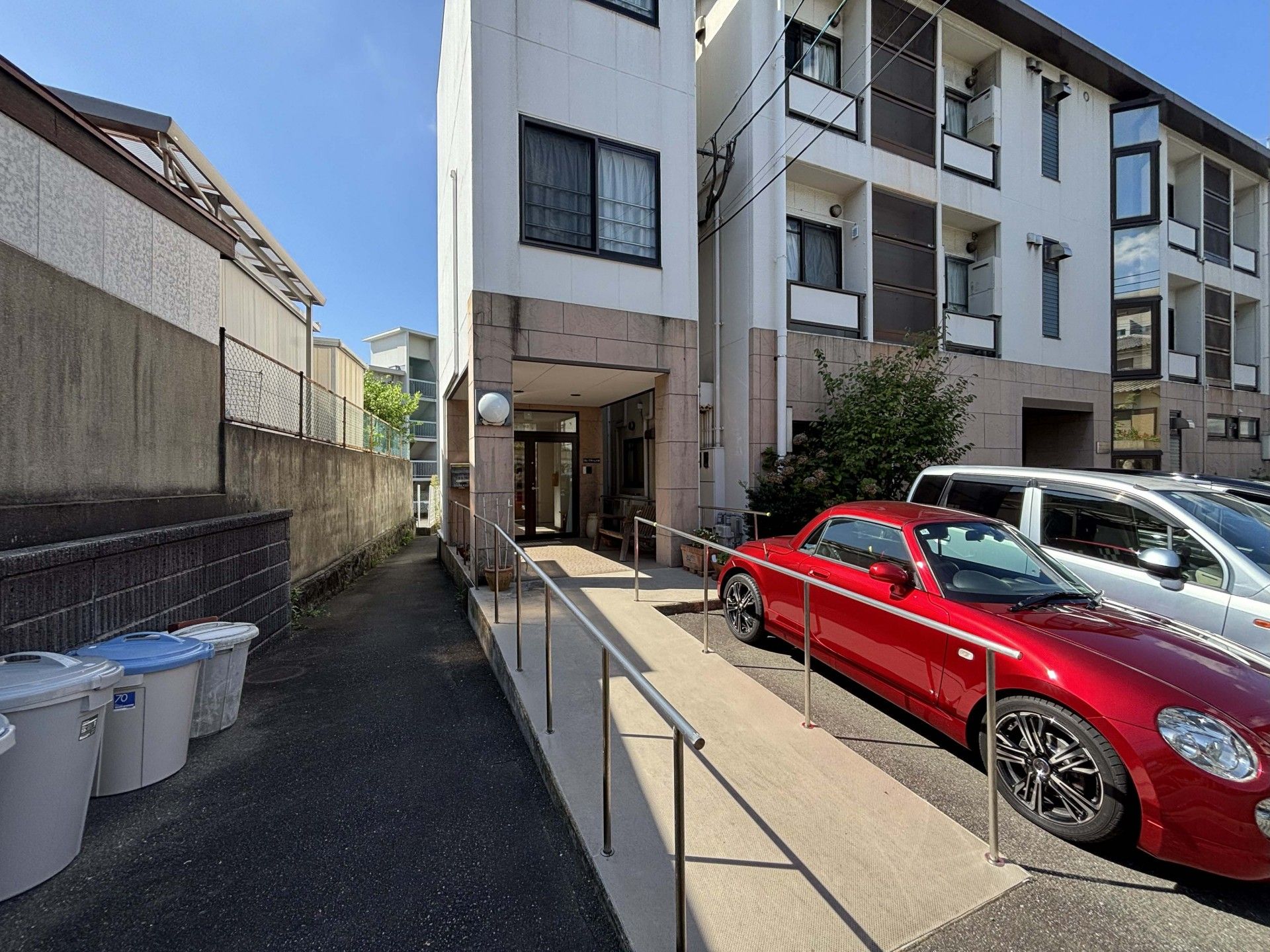 スロープ付きの建物入口