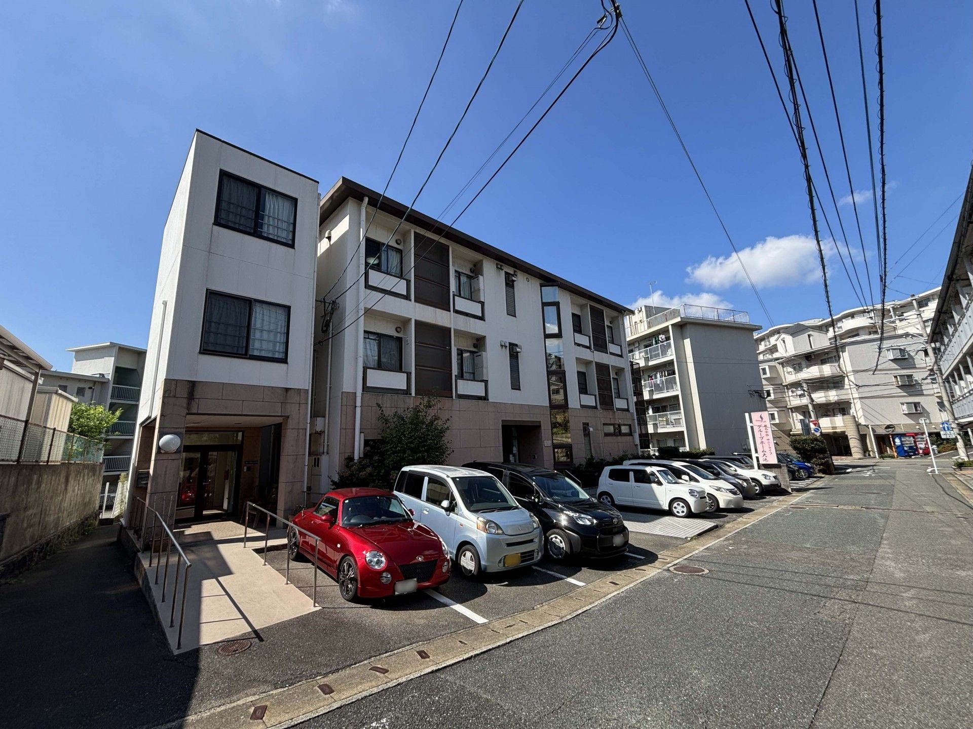 駐車場のある建物外観