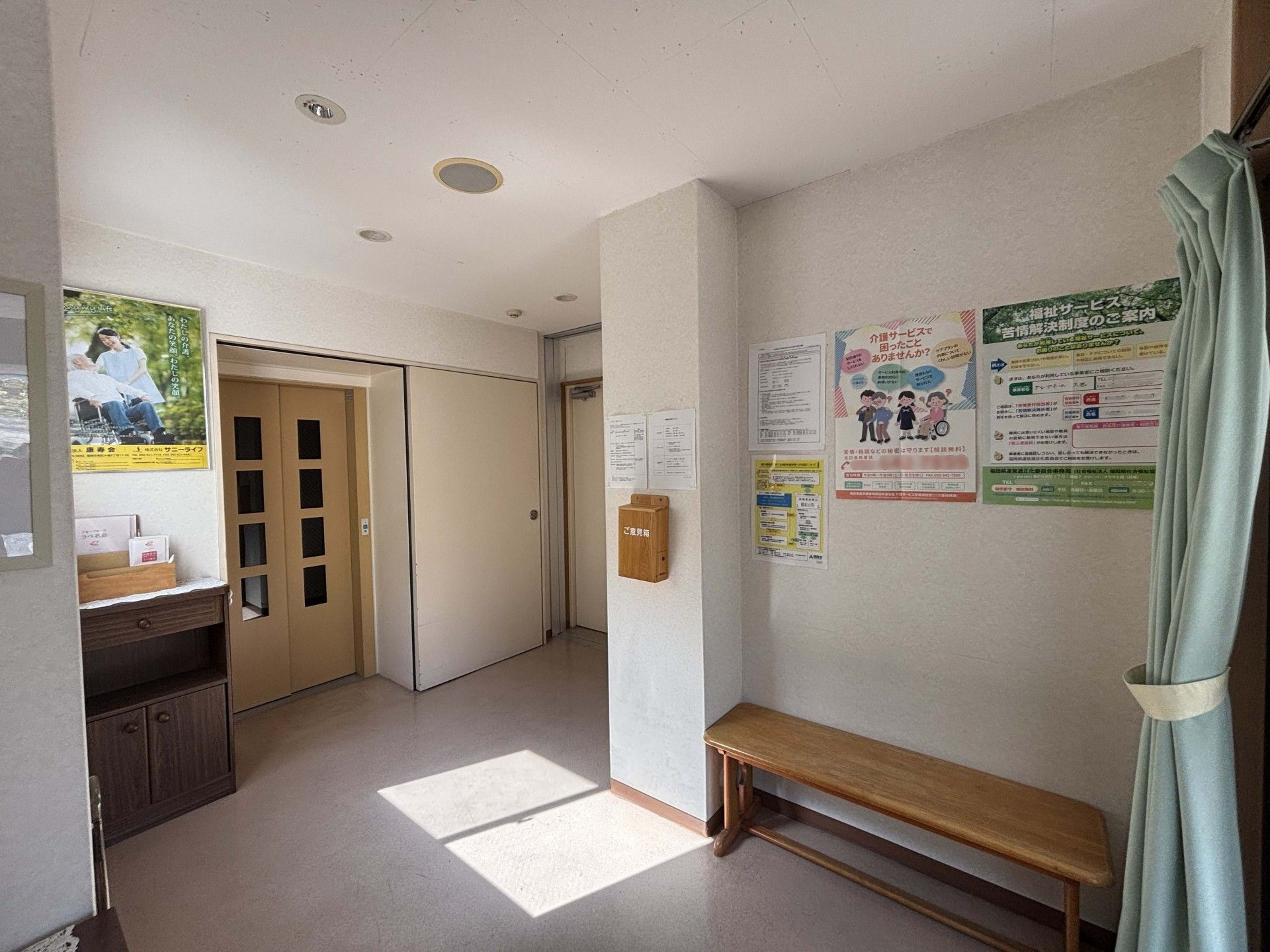 明るい廊下の一角