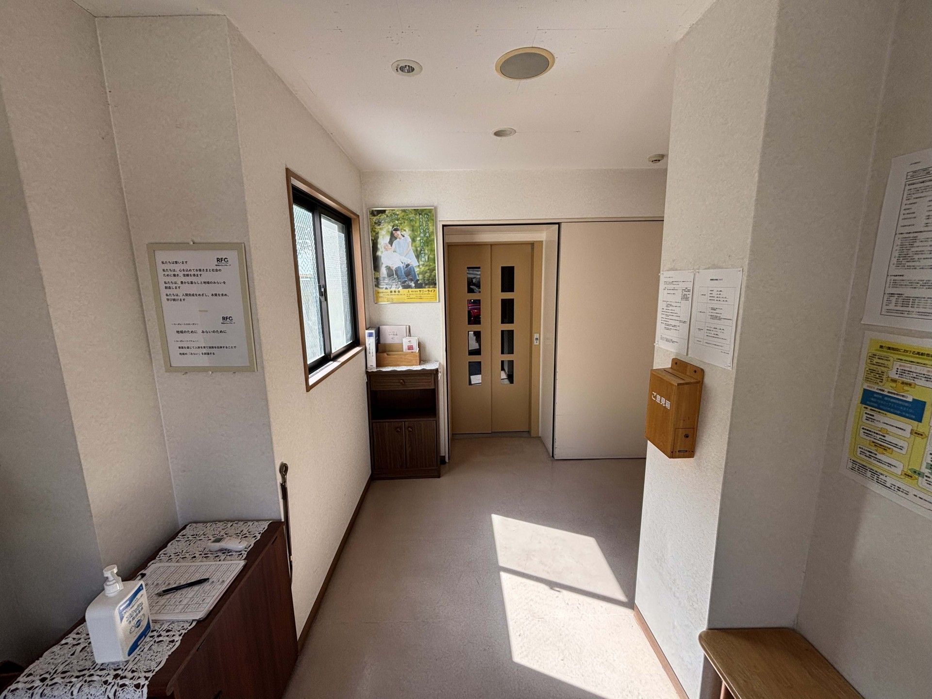 明るい廊下と扉