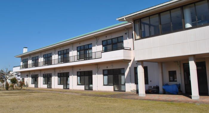 広々とした施設の外観
