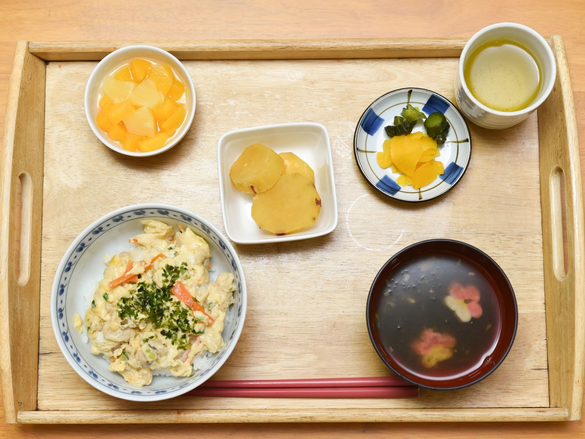 食事の一例の写真。汁物とご飯のほかに漬物など、健康に気を使ったメニューになっている。デザートとして果物が出ることもある。