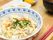 入居者様には毎日の食事が提供されている。親子丼の上に青い野菜をちらし、カラフルになるよう工夫している。