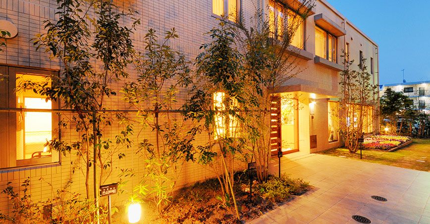 夕暮れ時の施設外観