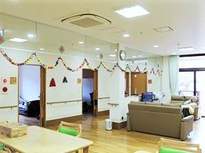 手すりが取り付けられている施設内の空間。飾り付けのある共有スペース