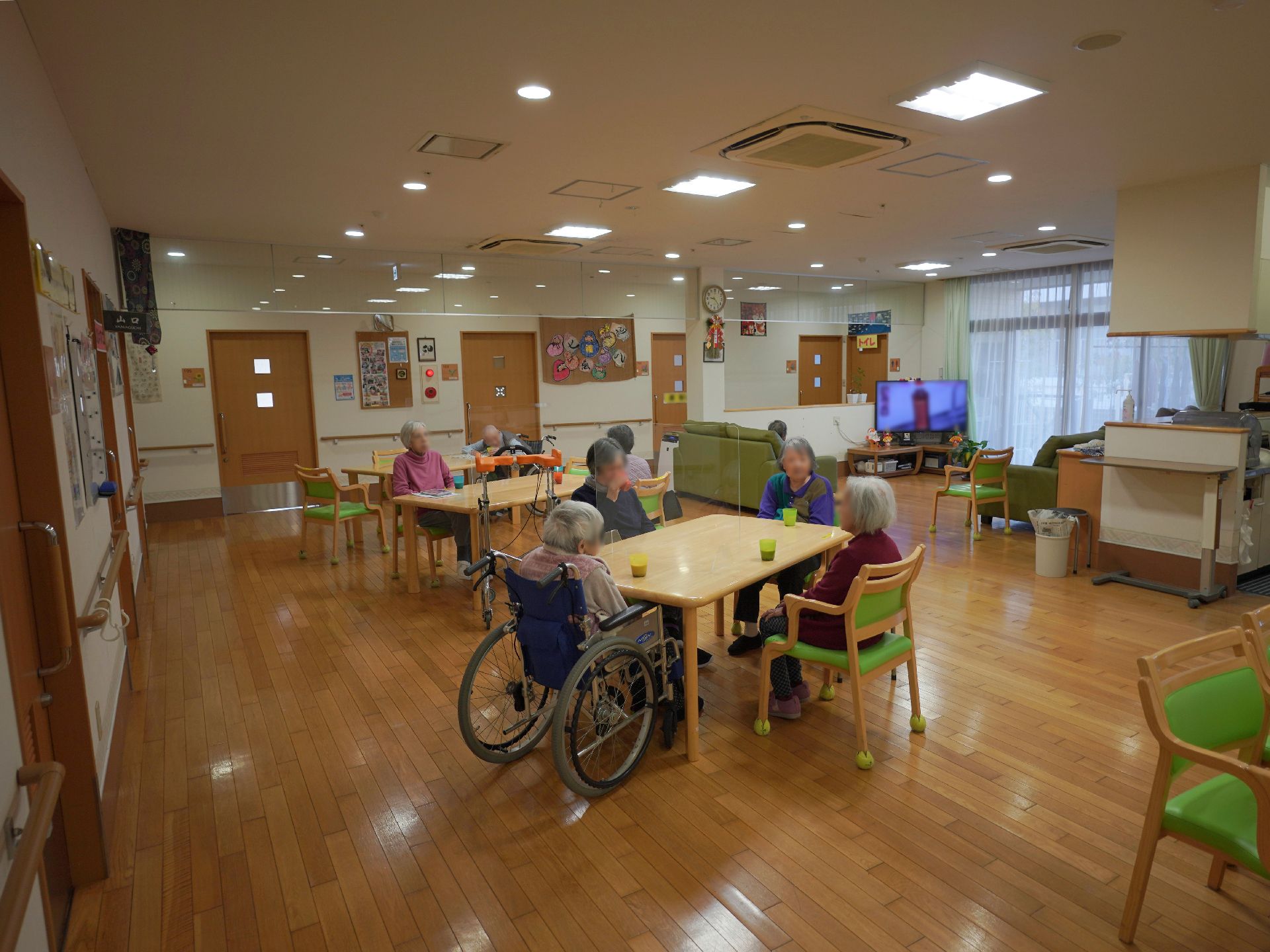 テレビが設置された食堂