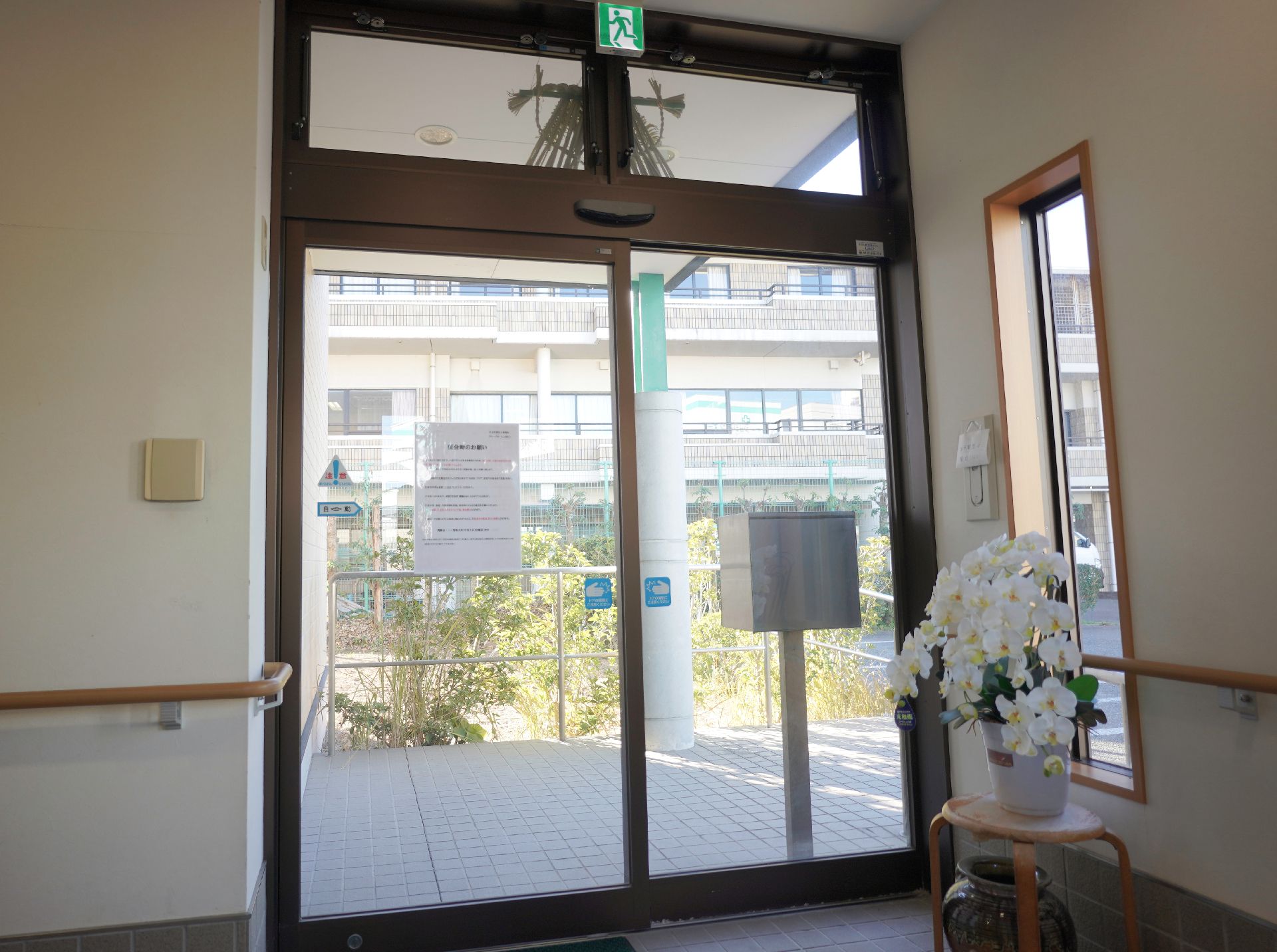ガラス製の自動扉を採用した玄関
