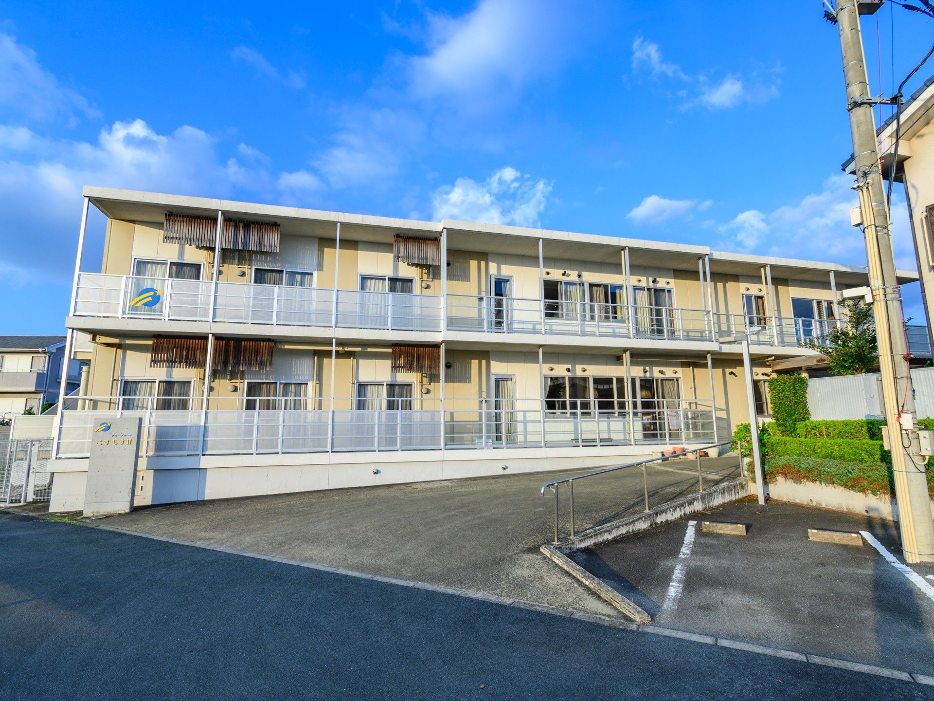 明るい外観の施設入口