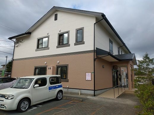 明るい外観の建物