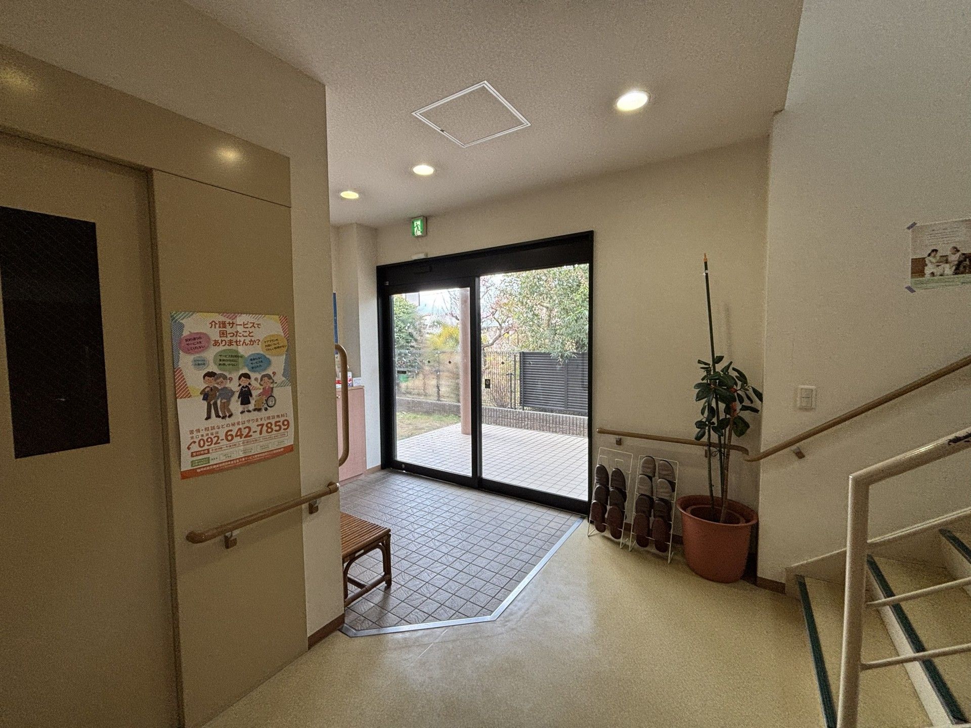 明るい出入口