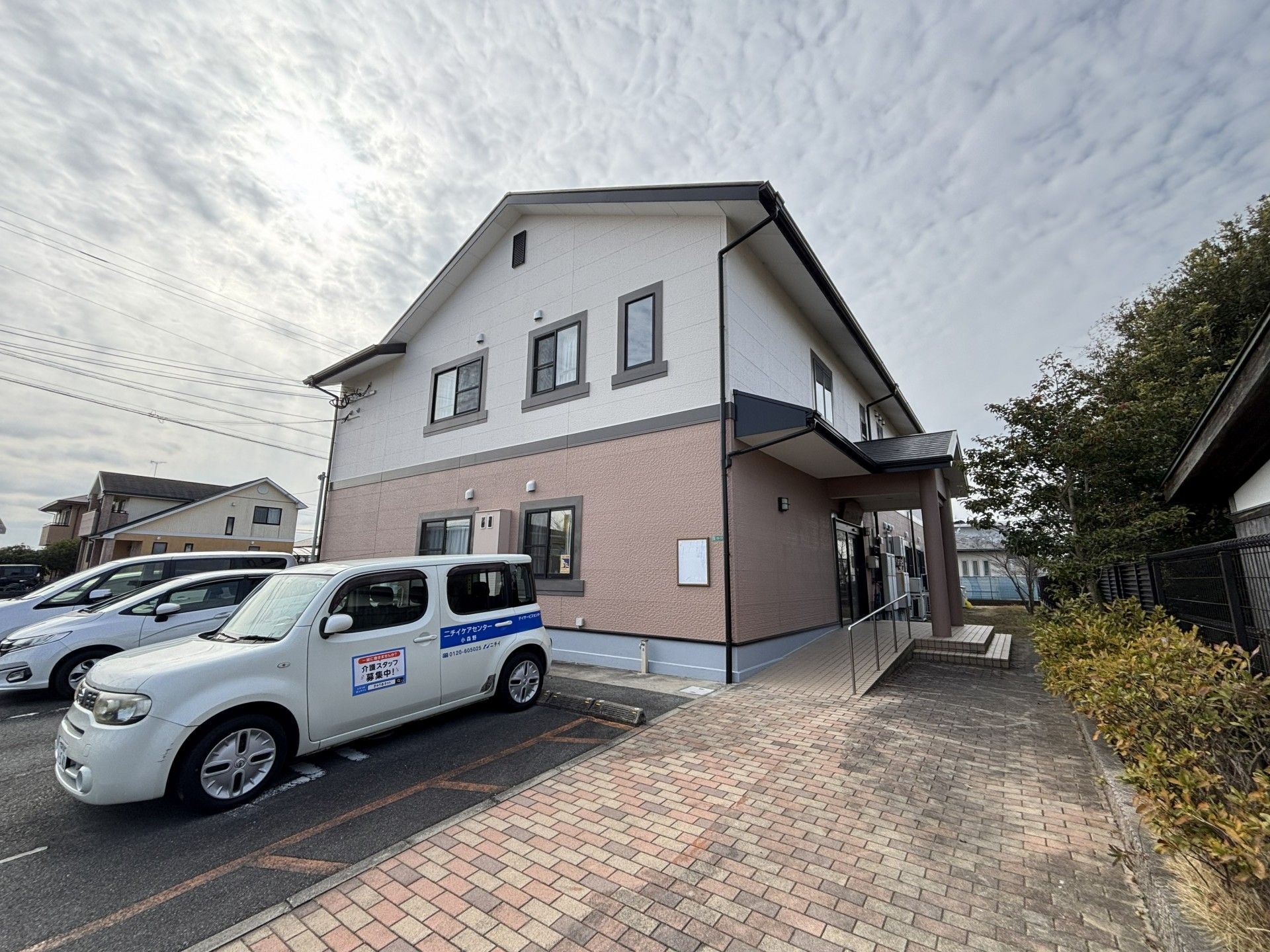 駐車場と建物の外観