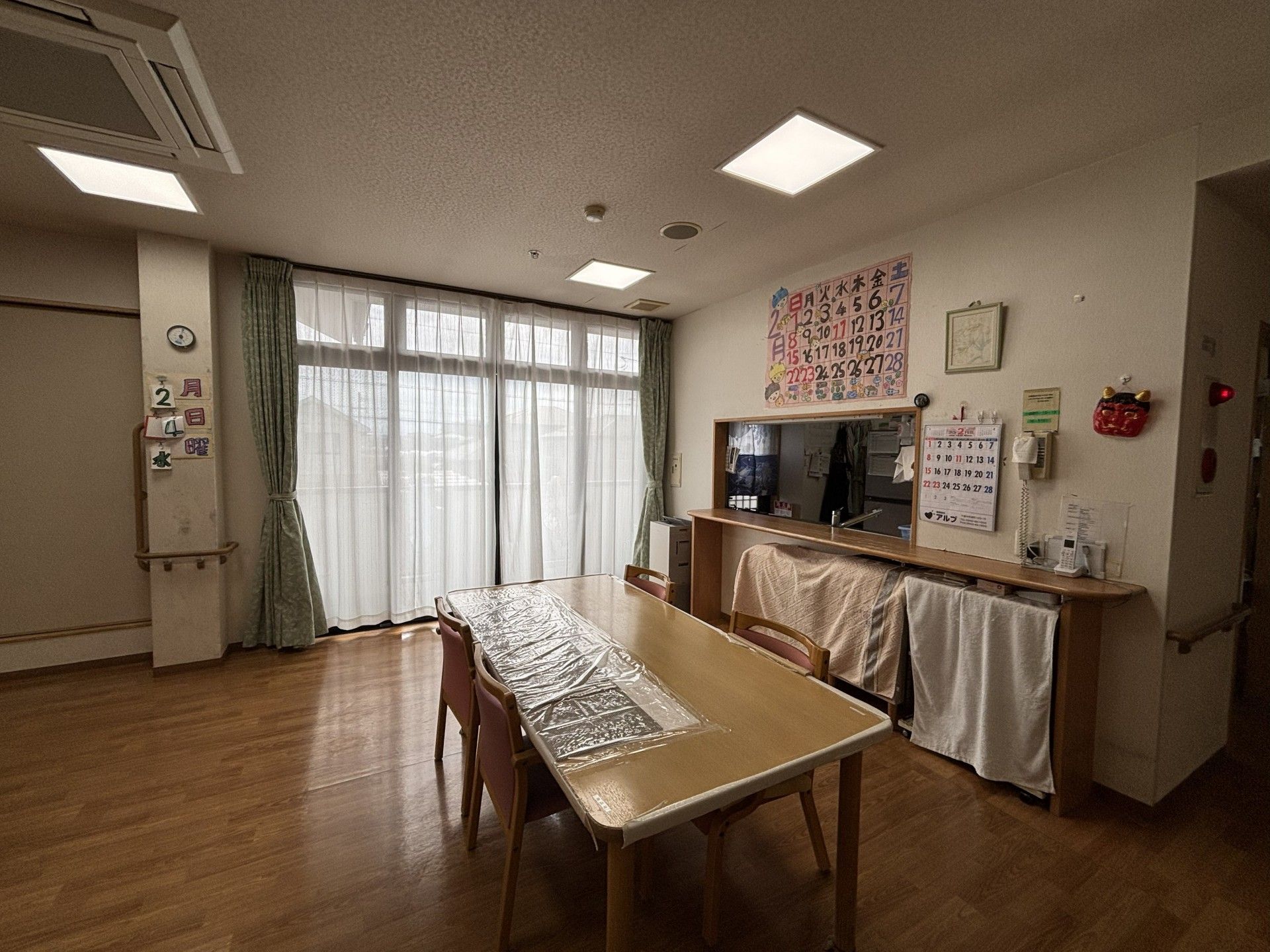 明るい窓際のテーブル