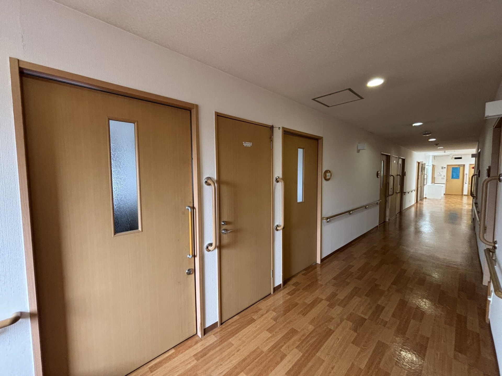 手すり付きの廊下