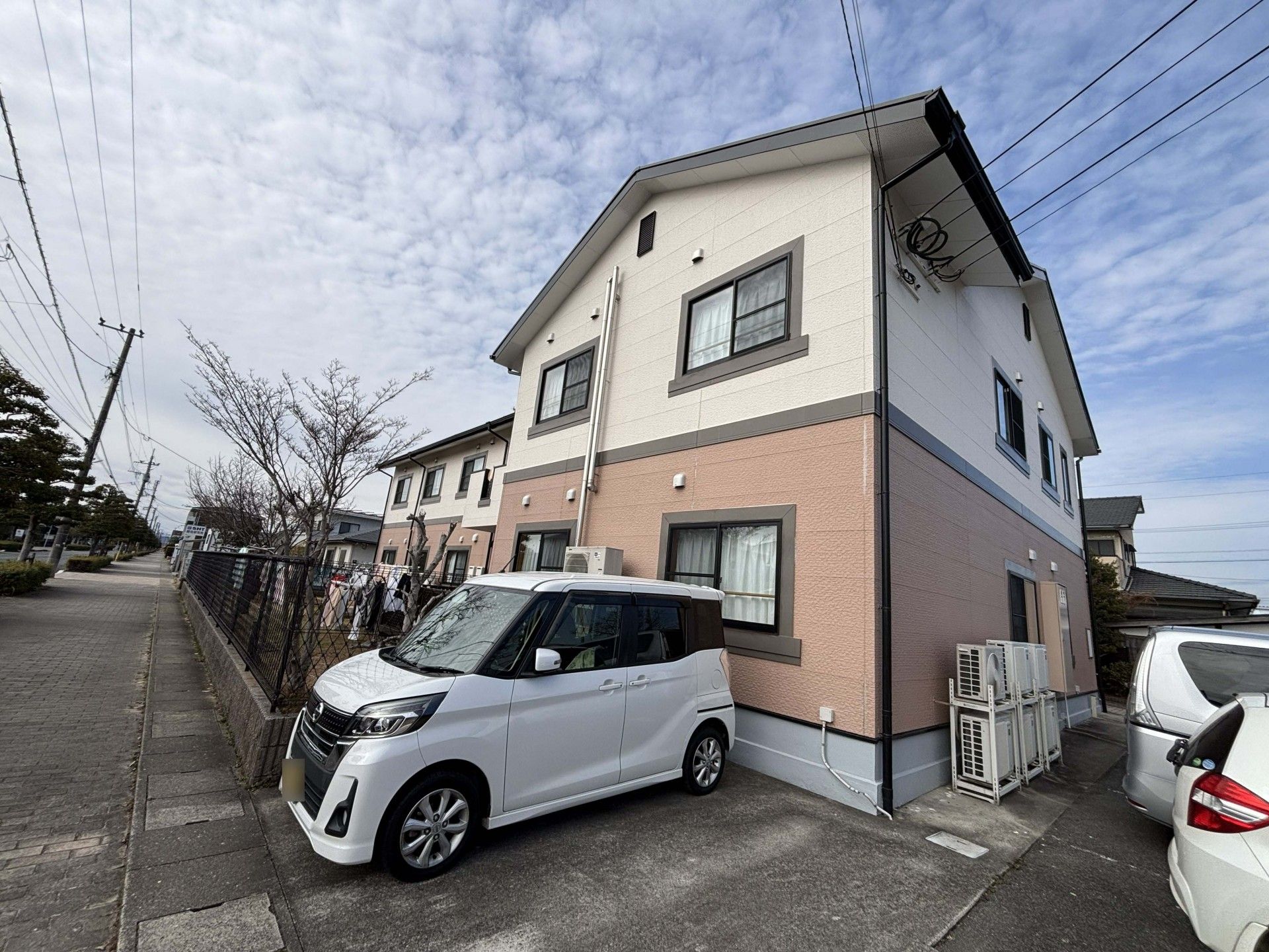 建物外観と駐車場