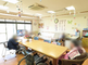 介護施設の居間と廊下の様子