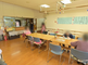 明るい居間のある介護施設内部