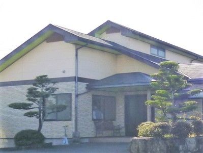 一軒家のような建物を写した写真。高齢者用グループホームの外観