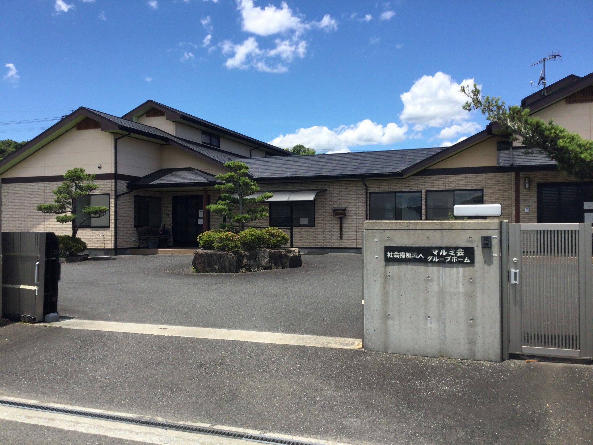 一軒家のような建物を写した写真。高齢者用グループホームの外観