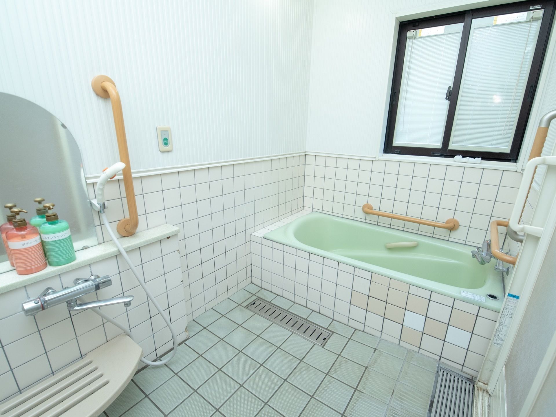 窓のついた個室タイプの浴室で、壁やバスタブ内に手すりが設置されている。脱衣所との間は、スライド式の扉で仕切られている。