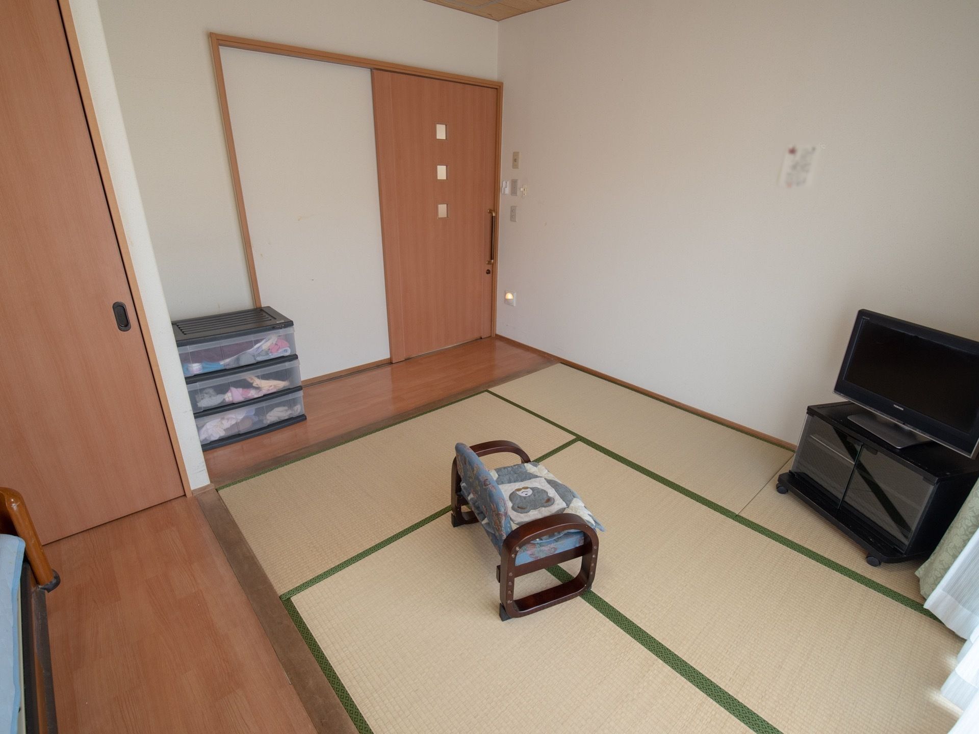 ワンルームの居室で、４畳ほどのスペースに畳が敷かれている。扉はスライド式で、鍵が掛けられるようになっている。