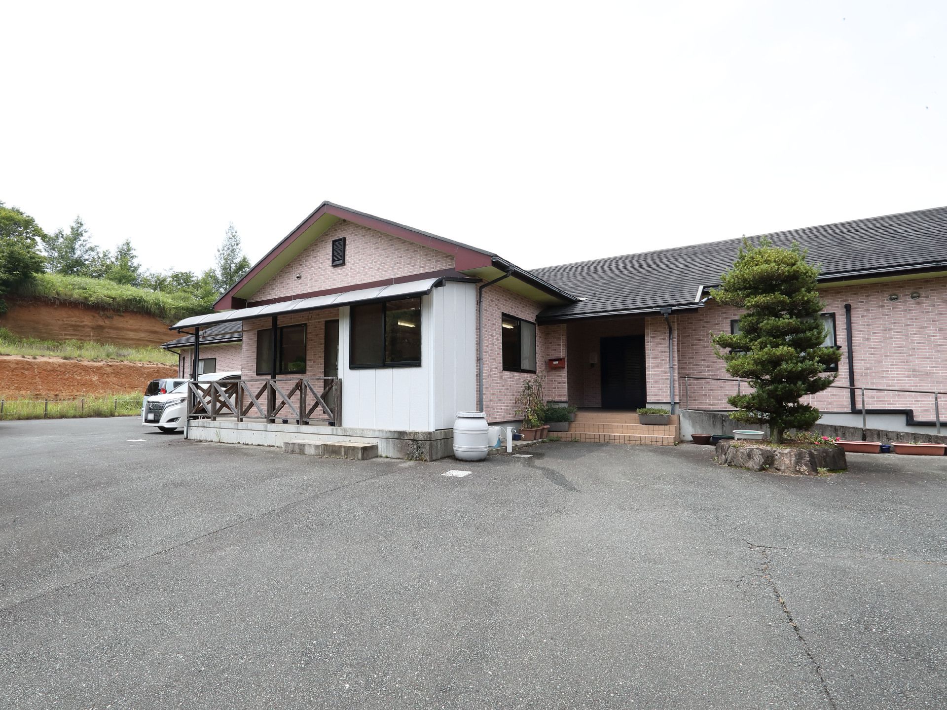 ベッドと茶色い扉のクローゼットが設けられた白い壁の部屋