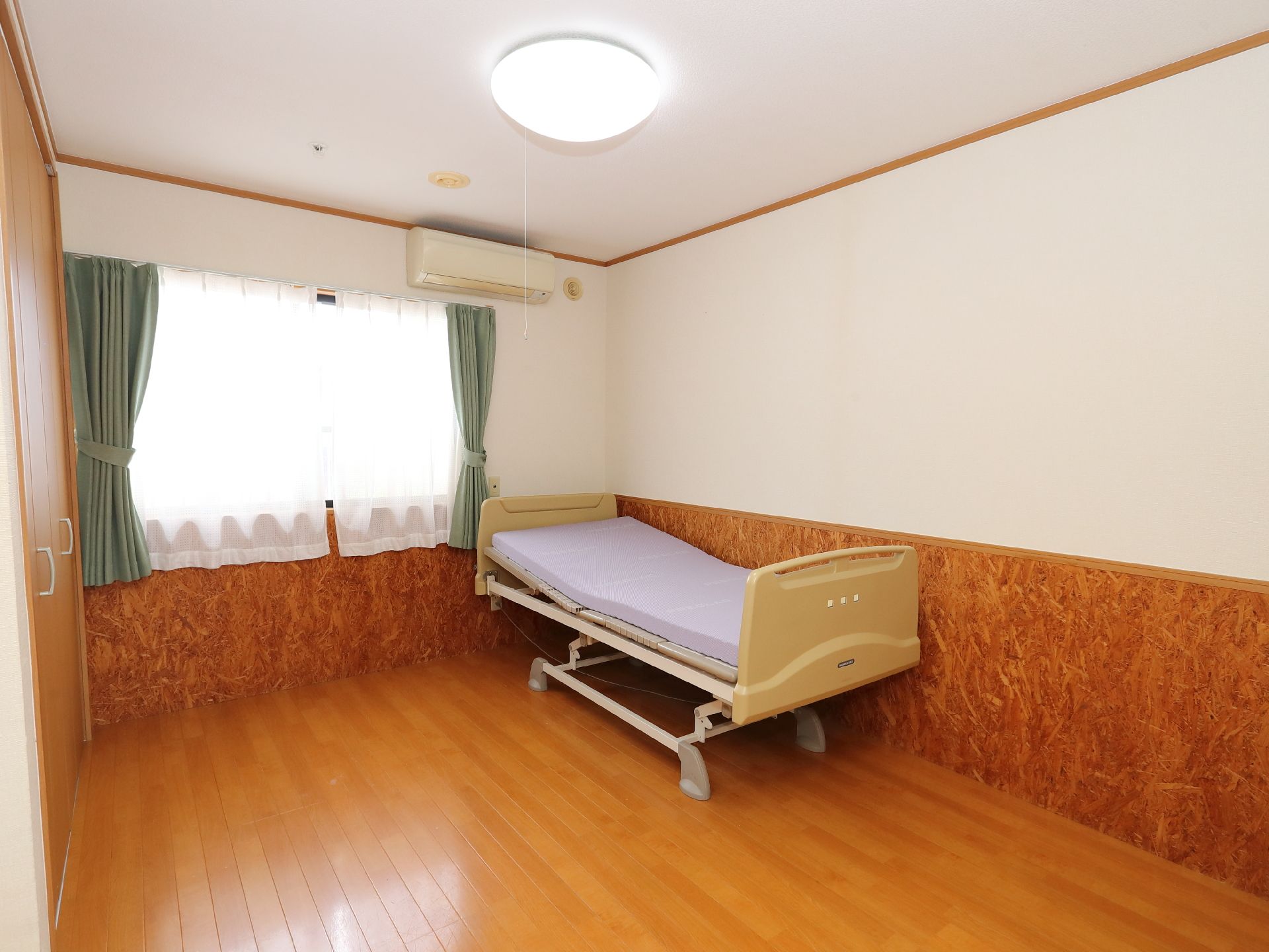 ベッドが配置された白い壁の部屋