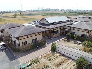 ゆったりとした施設外観