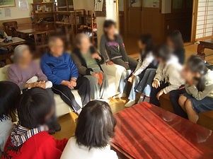 談笑する人々の集まり