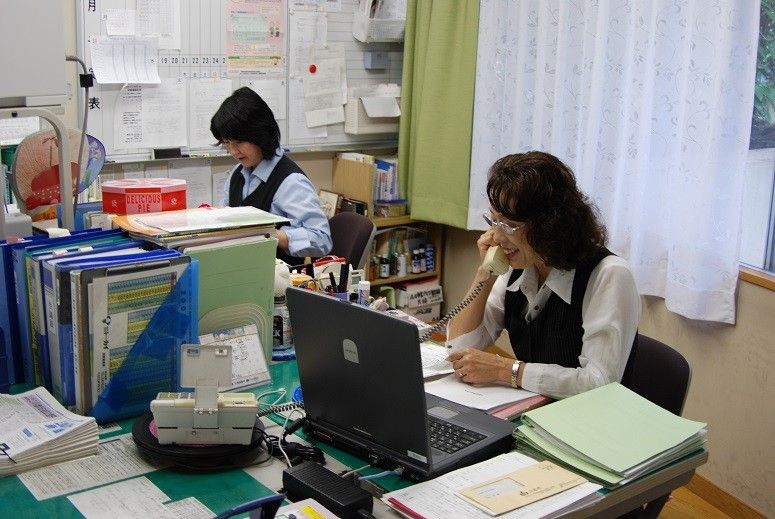事務作業をするスタッフ