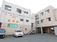 市街地にある複数の建物の外観