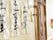 日当たりのよい通路である。壁は白色に施工され、入居者が書いた書道作品が飾られている。手すりもある。