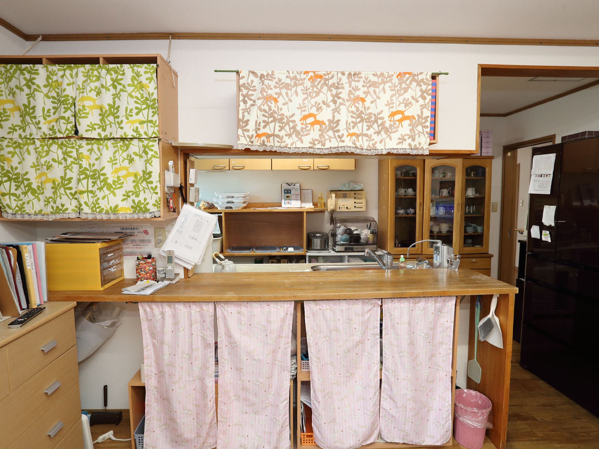 木製のカウンターの向こうに見える広間